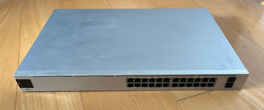 Ubiquiti UniFi Switch Pro 24 (USW-Pro-24), Computers en Software, Netwerk switches, Ophalen of Verzenden, Gebruikt