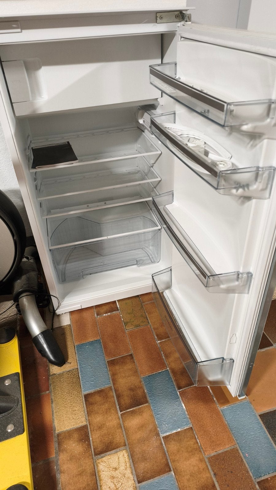 Koelkast met vriezer in nieuwe staat, Elektronische apparatuur, 100 tot 150 liter, Zo goed als nieuw, 45 tot 60 cm, Met vriesvak