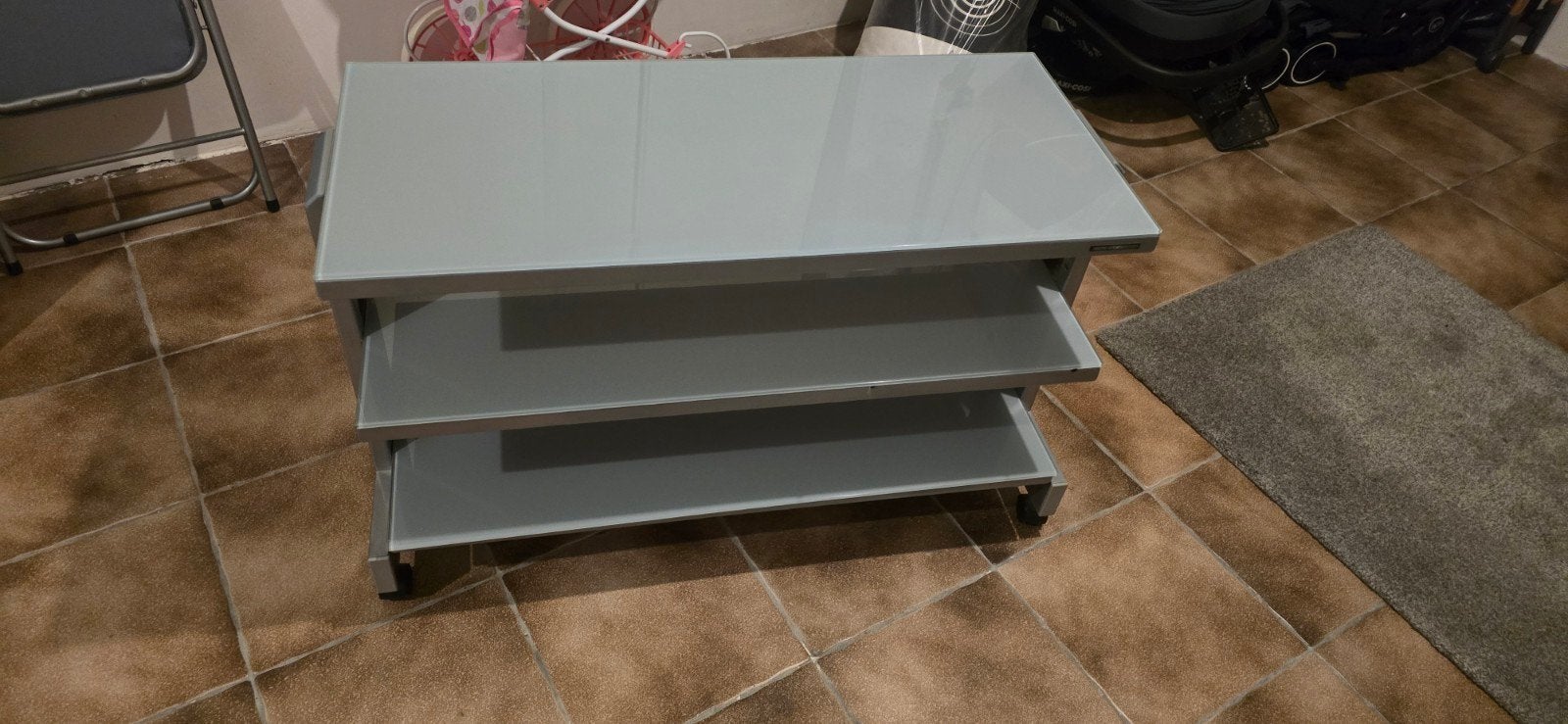 TABLE TV EN VERRE ET ALUMINIUM, Huis en Inrichting, Kasten | Schoenenrekken, Ophalen