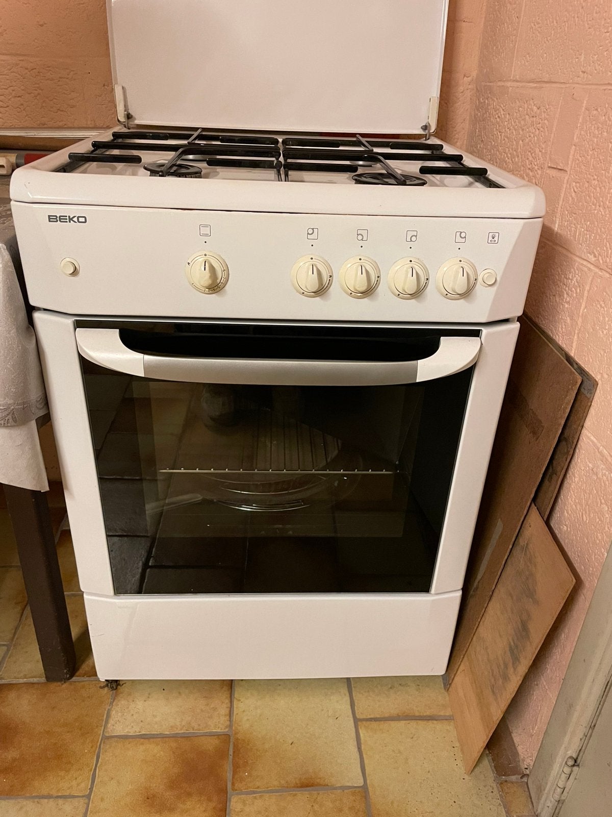 Cuisinière BEKO, Electroménager, Gaz, 4 zones de cuisson, Enlèvement, Utilisé