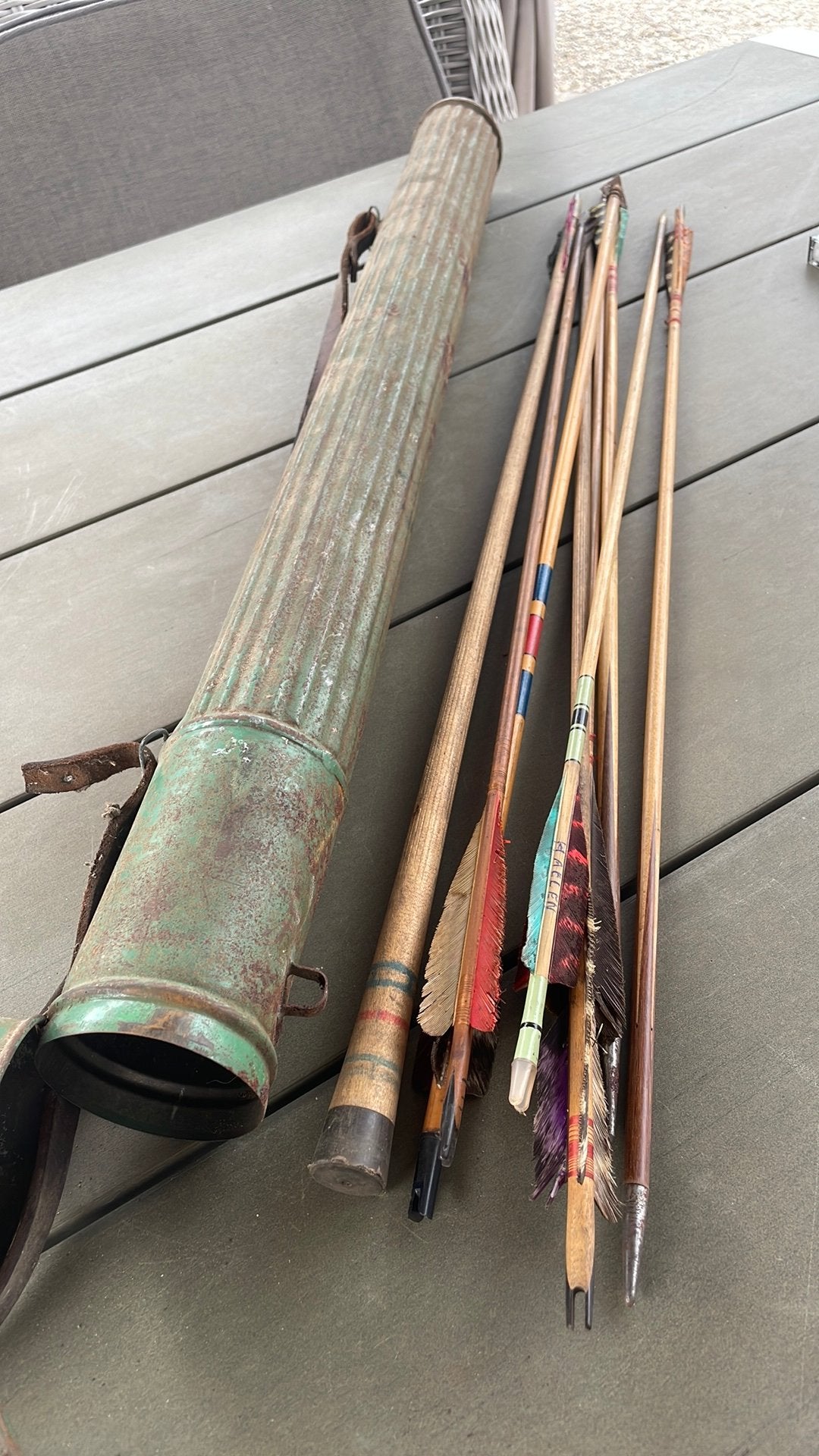 Vintage pijlen in metalen koker, Ophalen