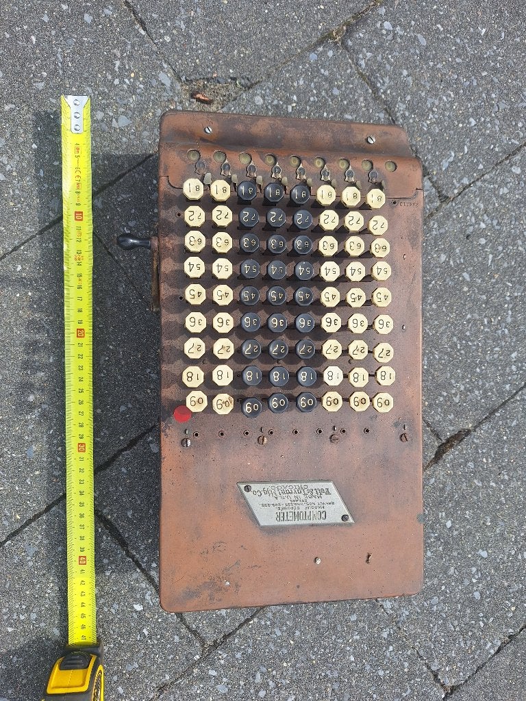 Comptometer Felt, Enlèvement
