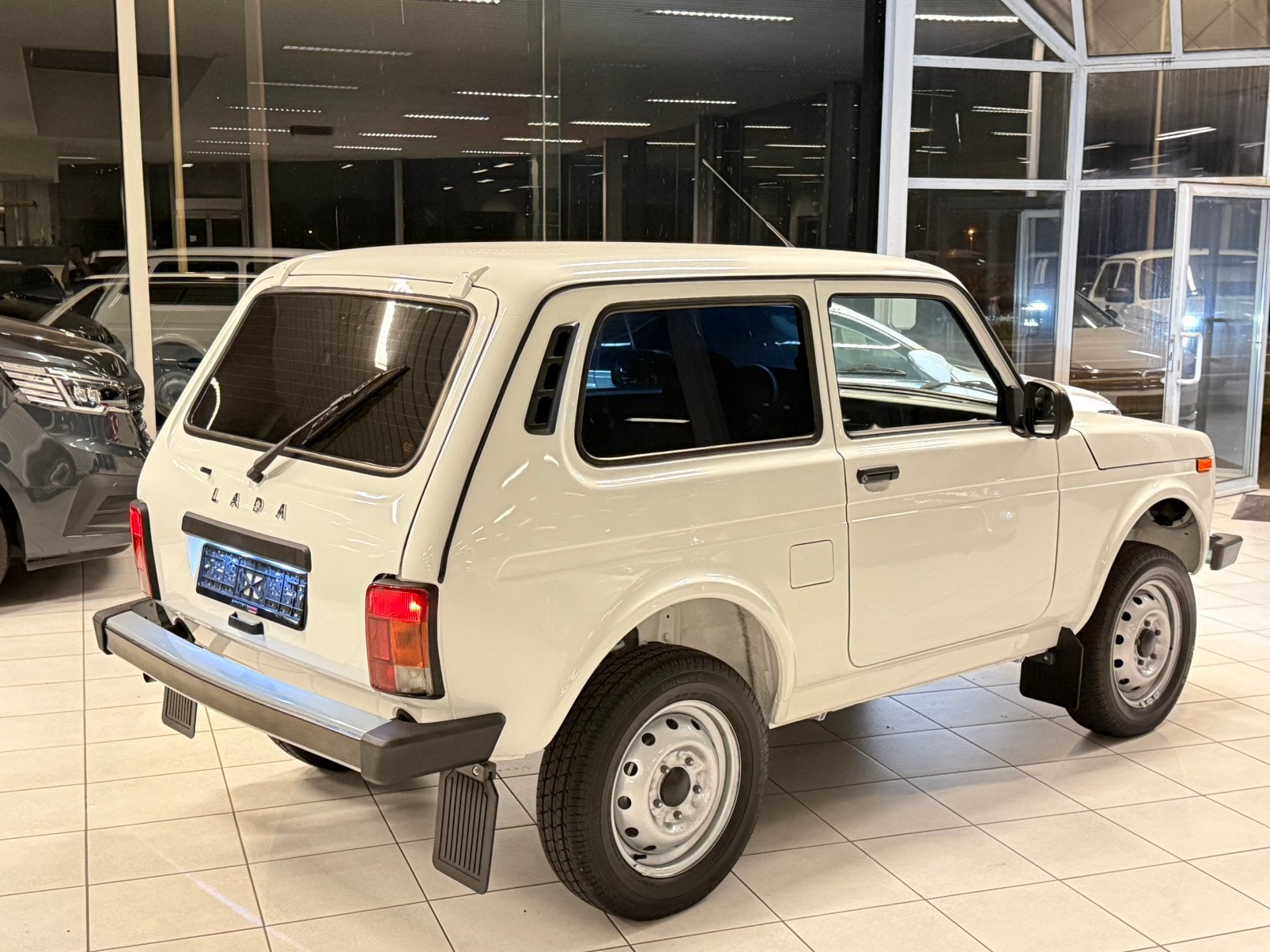 Lada Niva 4x4 1.7i Benzine 61kW Euro 5, Auto's, Euro 5, Niva, Handgeschakeld, Particulier