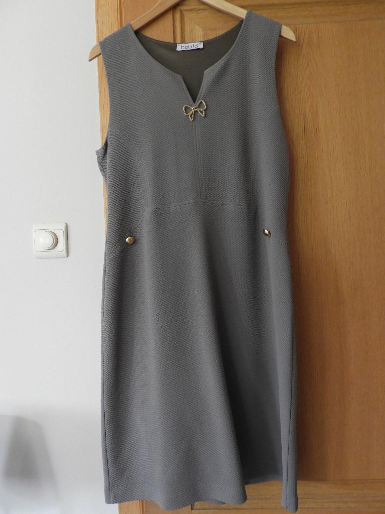 kleedjes XL, Kleding | Dames, Jurken, Zo goed als nieuw, Maat 46/48 (XL) of groter, Grijs, Ophalen of Verzenden