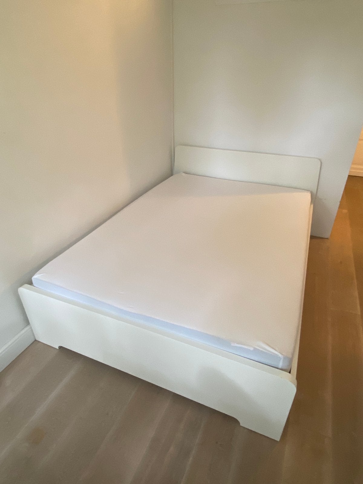 Wit IKEA-bed van 1,40 m x 2,00 m, Huis en Inrichting, Slaapkamer | Matrassen en Bedbodems, Ophalen, Zo goed als nieuw, Matras