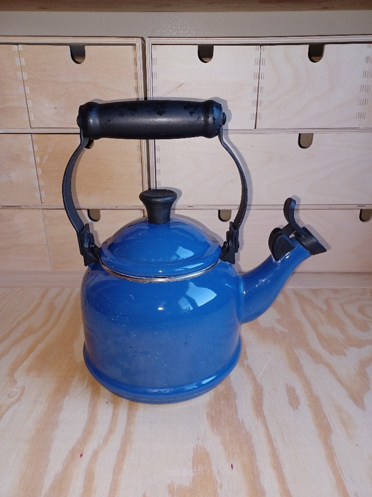 Le Creuset - blauw fluitketeltje, Maison & Meubles, Cuisine | Ustensiles de cuisine, Le Creuset, Comme neuf, Bleu, Théière/bouilloire