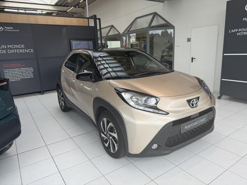 Toyota Aygo pulse+TECH PACK, Auto's, Toyota, Automaat, Euro 6, 72 pk, Beige