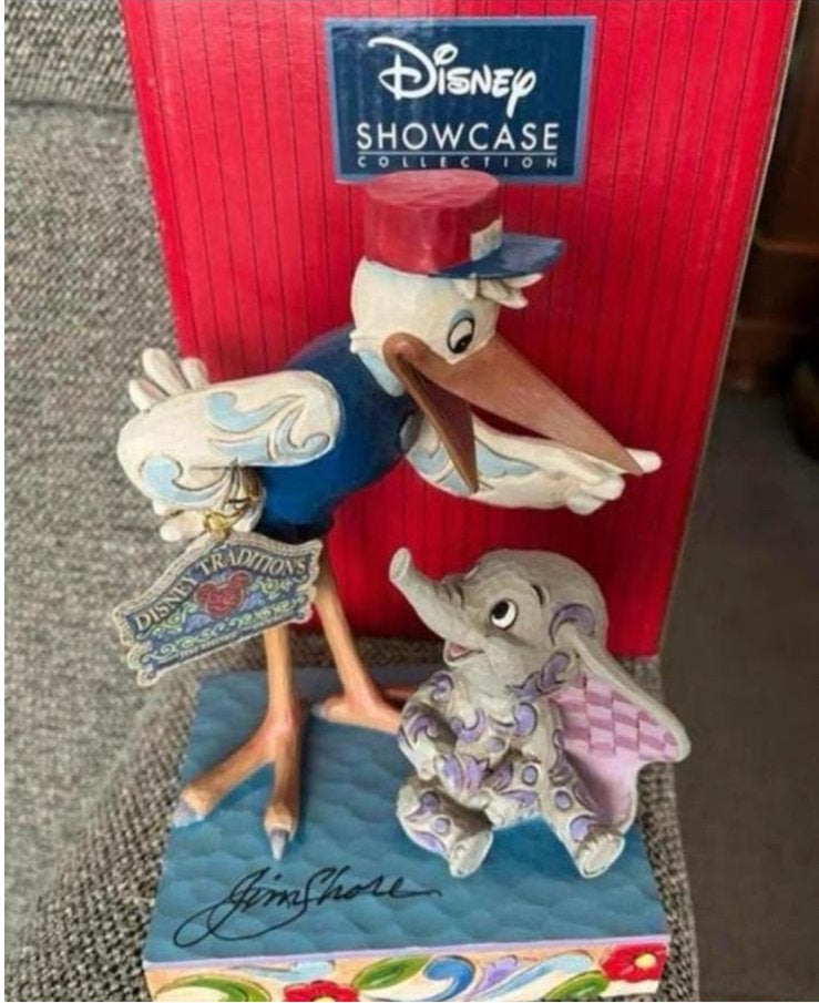 Dusney traditions Dumbo en stork(handmade en signed) in box, Verzamelen, Disney, Zo goed als nieuw, Beeldje of Figuurtje, Bambi of Dumbo
