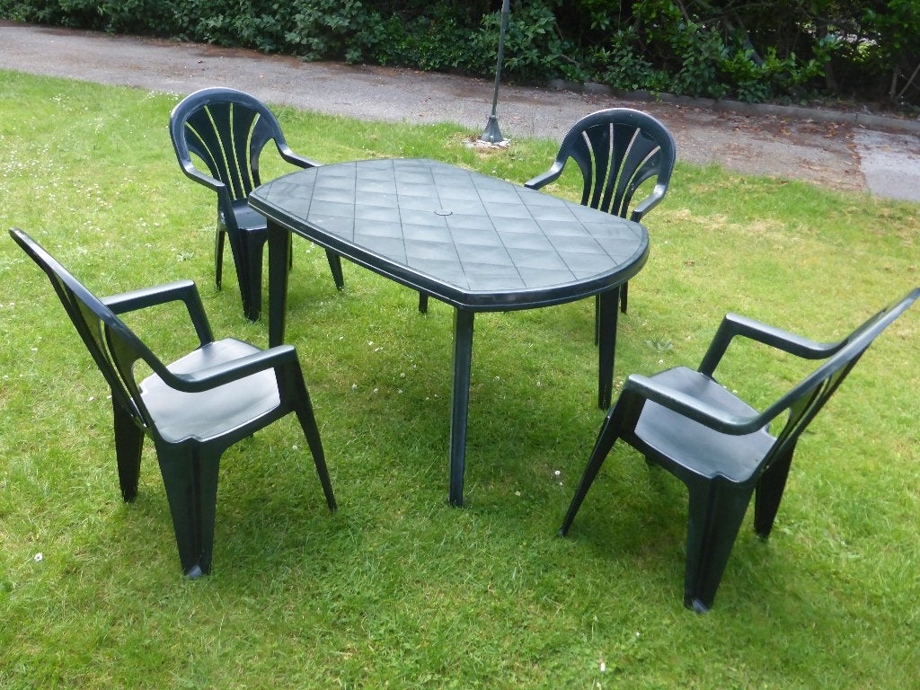 tuintafel 1,37m x 90cm x 73cm + 4 tuinstoelen merk "jardin", Tuin en Terras, Ophalen, 4 zitplaatsen, Kunststof, Gebruikt