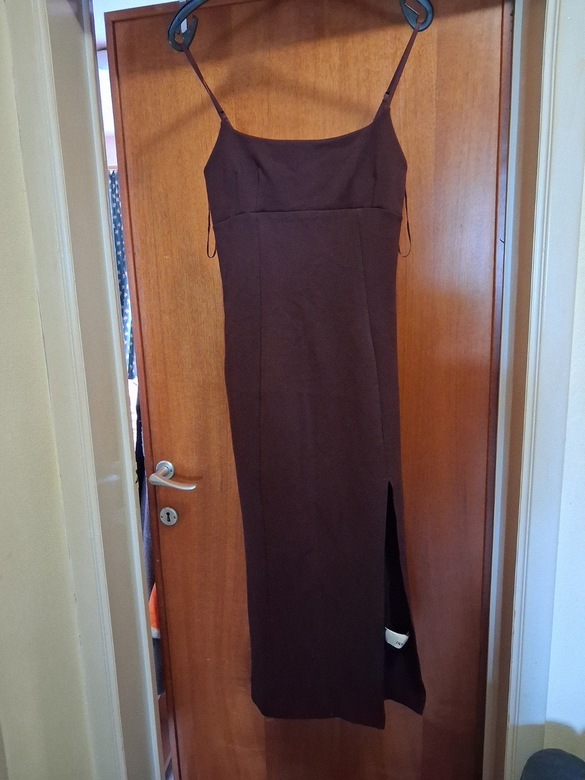 Il s'agit d'une robe bordeaux à bretelles entrelacées Zara., Zara, Enlèvement ou Envoi, Neuf, Taille 42/44 (L)