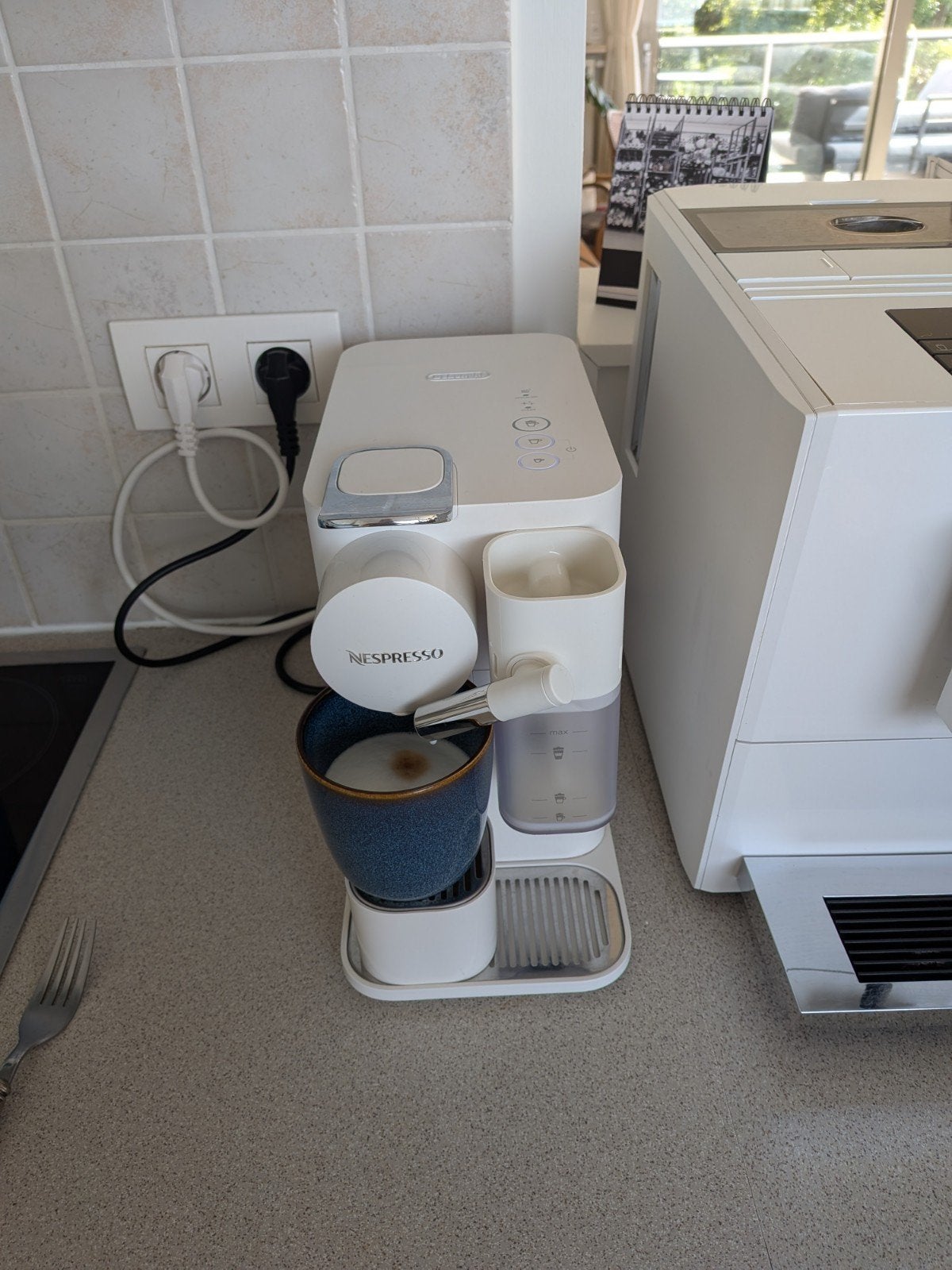 Nespresso lattissima one, Ophalen, Koffiepads en cups, Gebruikt, Koffiemachine