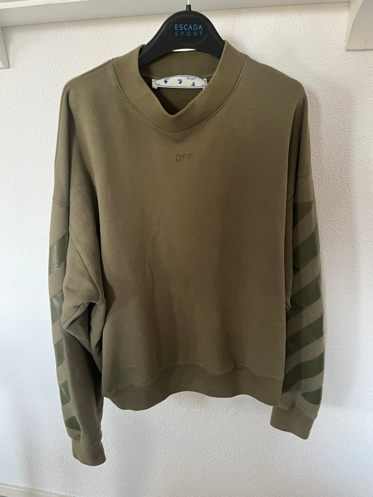 Pull vert olive Off-White avec logo Arrows — taille S, Vêtements | Hommes, Pulls & Vestes, Envoi, Comme neuf, Taille 46 (S) ou plus petite