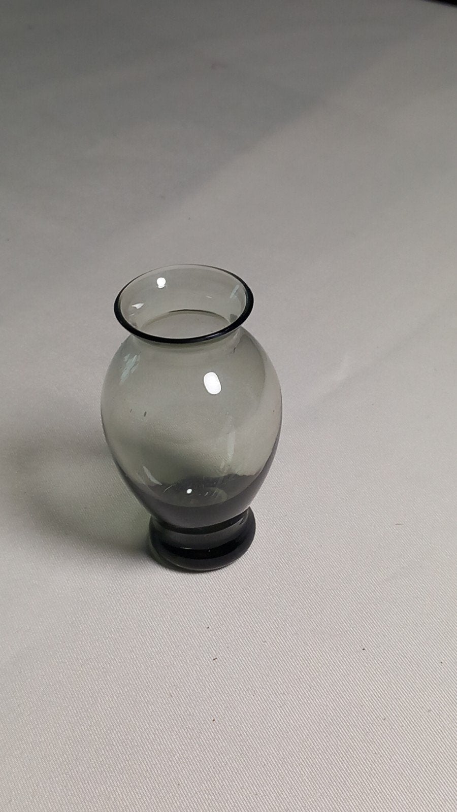 Kleine grijze glazen vaas, Huis en Inrichting, Ophalen, 8 cm, Grijs, Glas