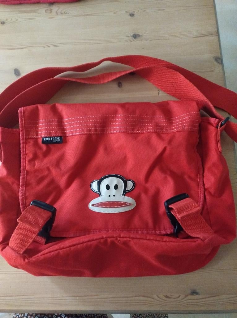 Boekentas Paul Frank, Ophalen
