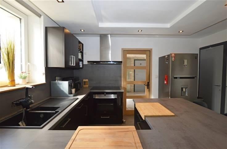 Gerenoveerde en geïsoleerde 4-zijdige woning te koop in 5640, Immo, 1000 tot 1500 m², Provincie Namen, 182 kWh/jaar, Vrijstaande woning