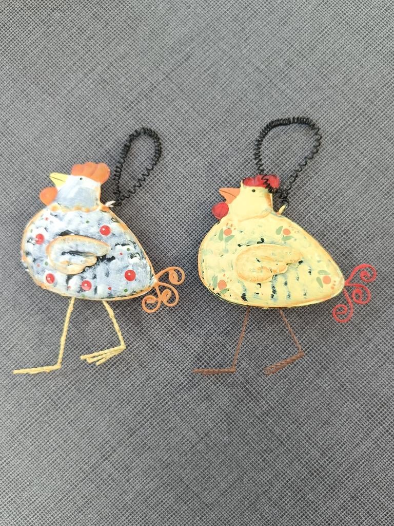 2 metalen kippen. Pasen. Gebruikt. Kleur: wit en geel., Ophalen of Verzenden, Gebruikt
