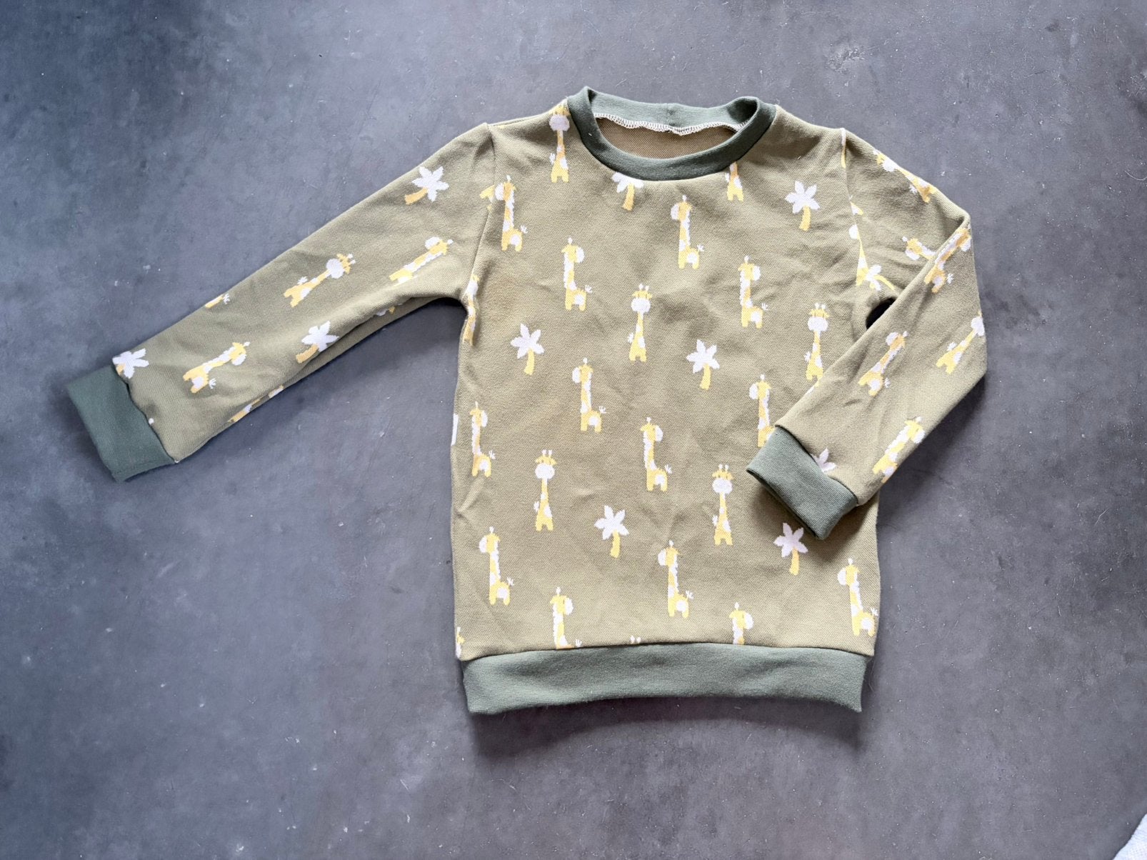 Handhemaakte sweater met giraffen maat 104, Enfants & Bébés, Vêtements enfant | Taille 104, Enlèvement ou Envoi, Comme neuf
