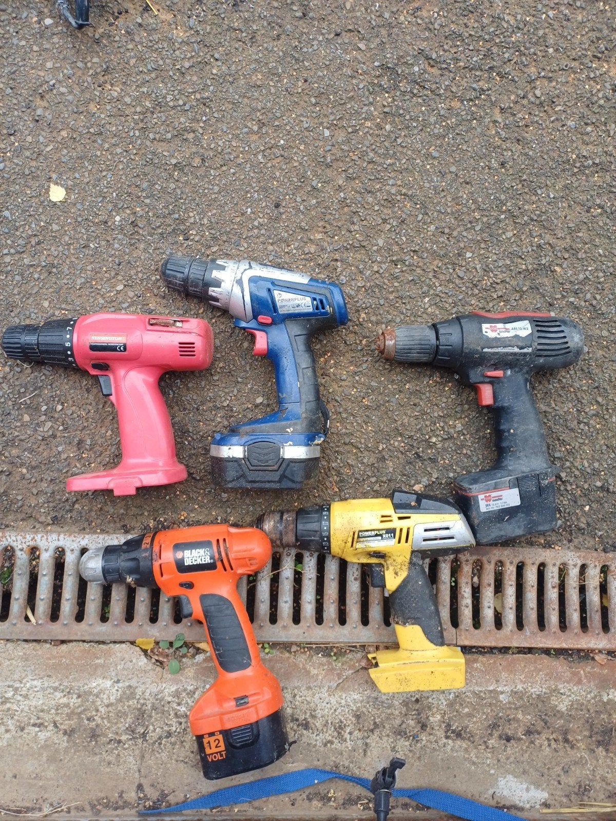 5 visseuses, Enlèvement