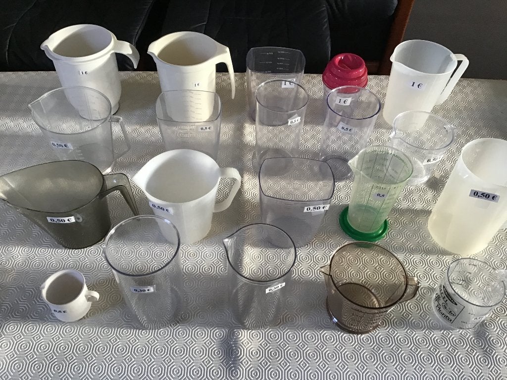 20 tasses à mesurer en plastique, grandes et petites, Maison & Meubles, Enlèvement ou Envoi, Comme neuf