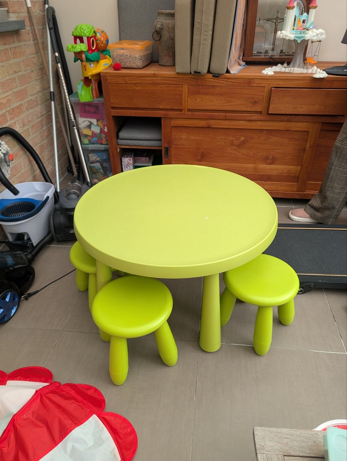 stevige Kinder tafel met 3 stoelen speelgoed en Bumba tent, Ophalen, Gebruikt