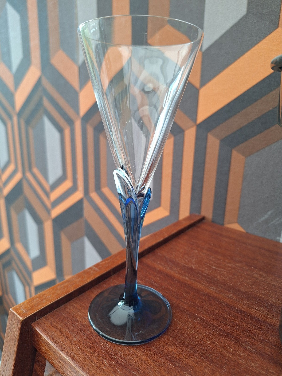 9 verres, Enlèvement