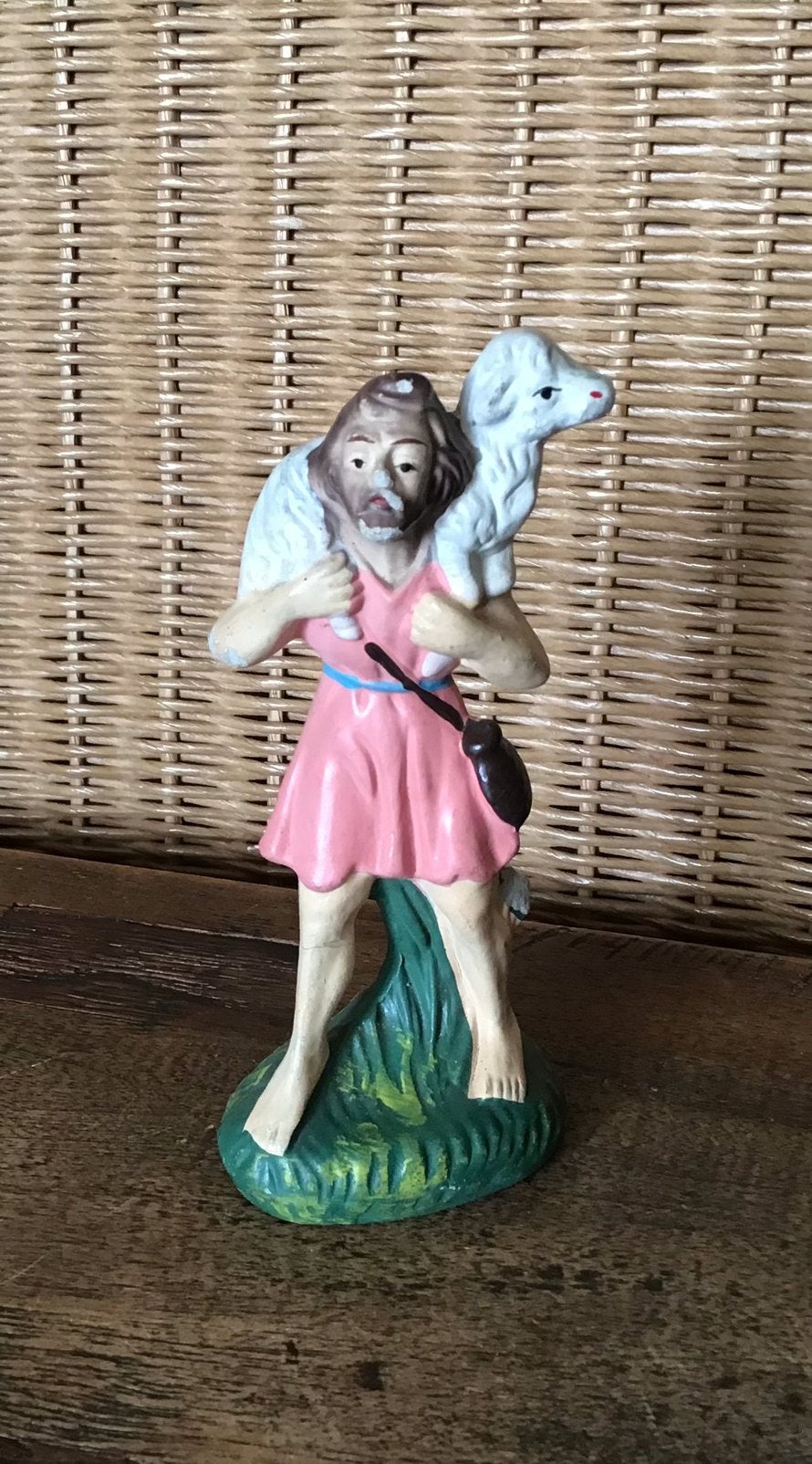 Oud beeldje herder schaapje uit kerststal in papier mache, Ophalen of Verzenden, Zo goed als nieuw