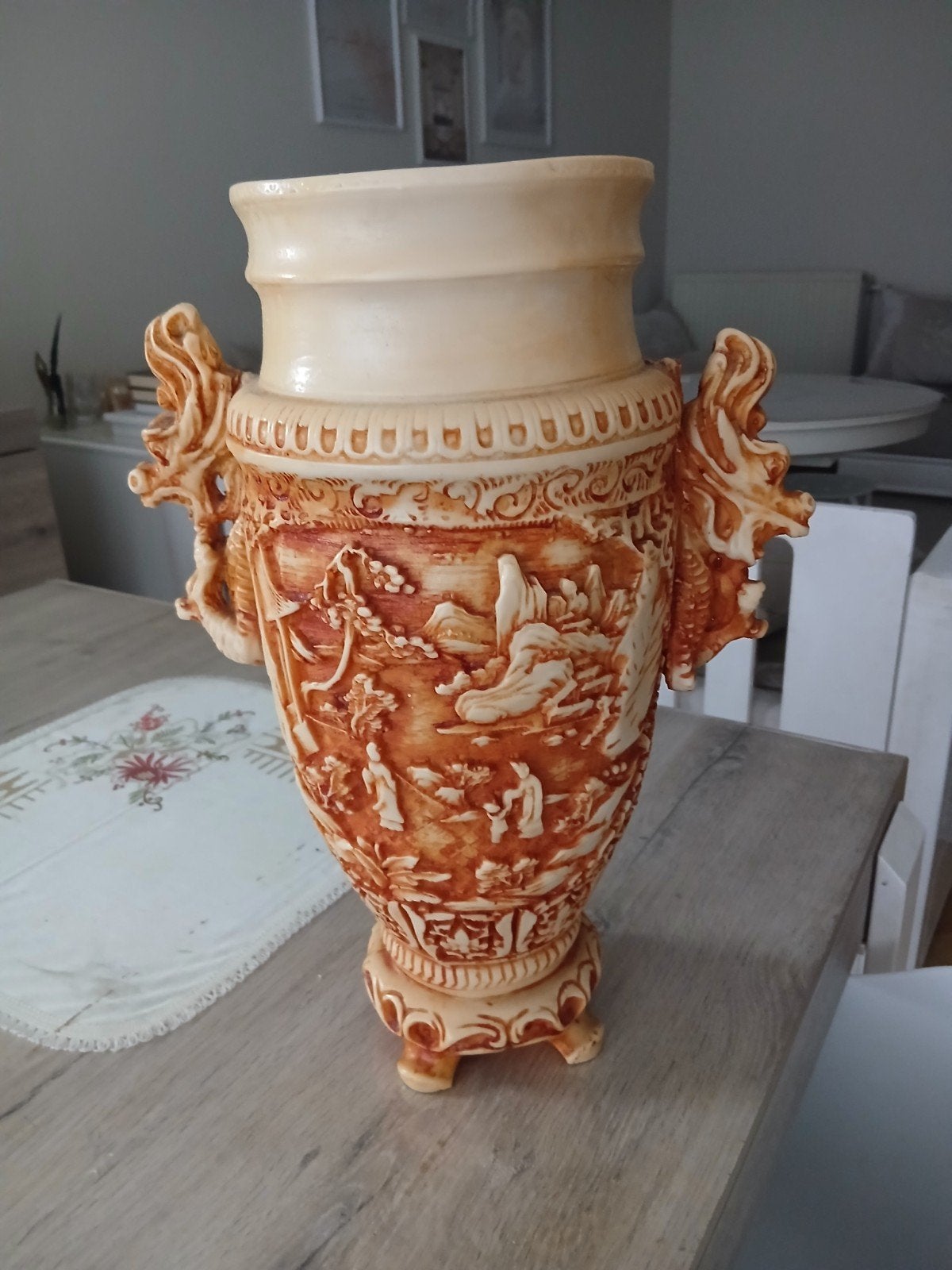 Grand Vase Oriental Style Ivoire Sculpté - Motifs, Antiquités & Art, Enlèvement ou Envoi