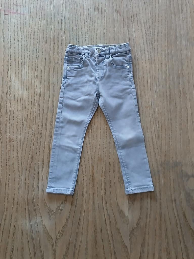 Lichtgrijze Zara broek – Maat 98 – Goede staat, Broek, Gebruikt, Ophalen of Verzenden, Zara