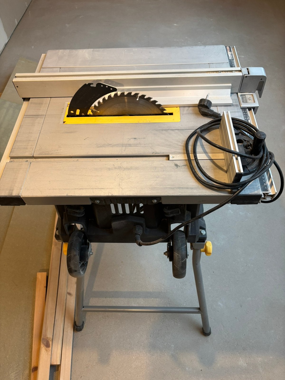 Powerplus X225 - Zaabank, Bricolage & Construction, Outillage | Scies mécaniques, Enlèvement, Utilisé