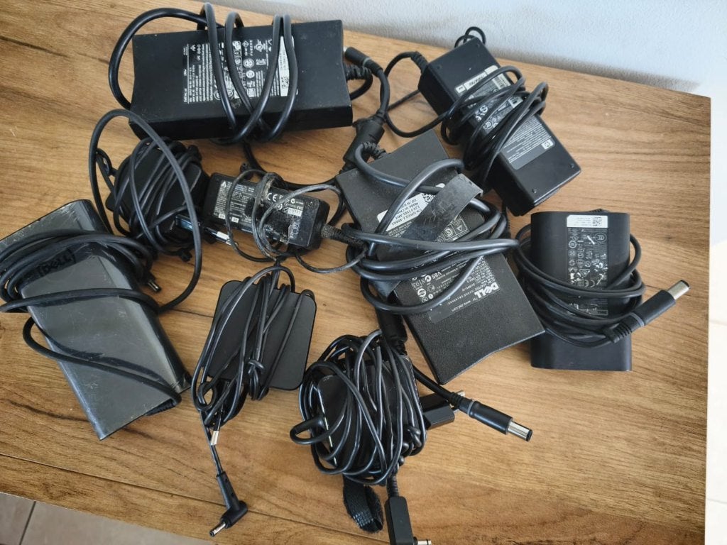 Partij laptop-/AC-opladers – 10 stuks – SAMEN 50 EURO, Ophalen, Refurbished