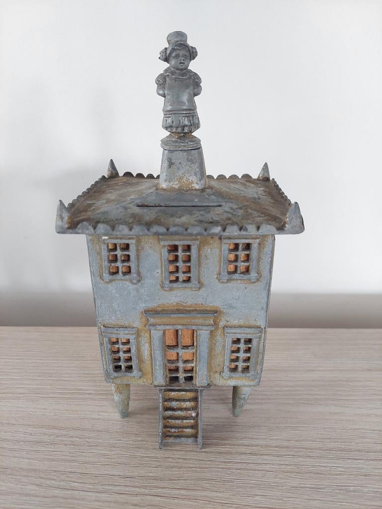 Antieke metalen spaarpot - kinderfiguur, Ophalen of Verzenden