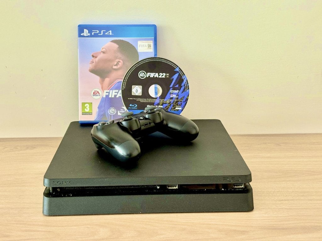 playstation 4 slim + Fifa 22, Consoles de jeu & Jeux vidéo, Consoles de jeu | Sony PlayStation 4, Neuf, Enlèvement ou Envoi, Avec 1 manette