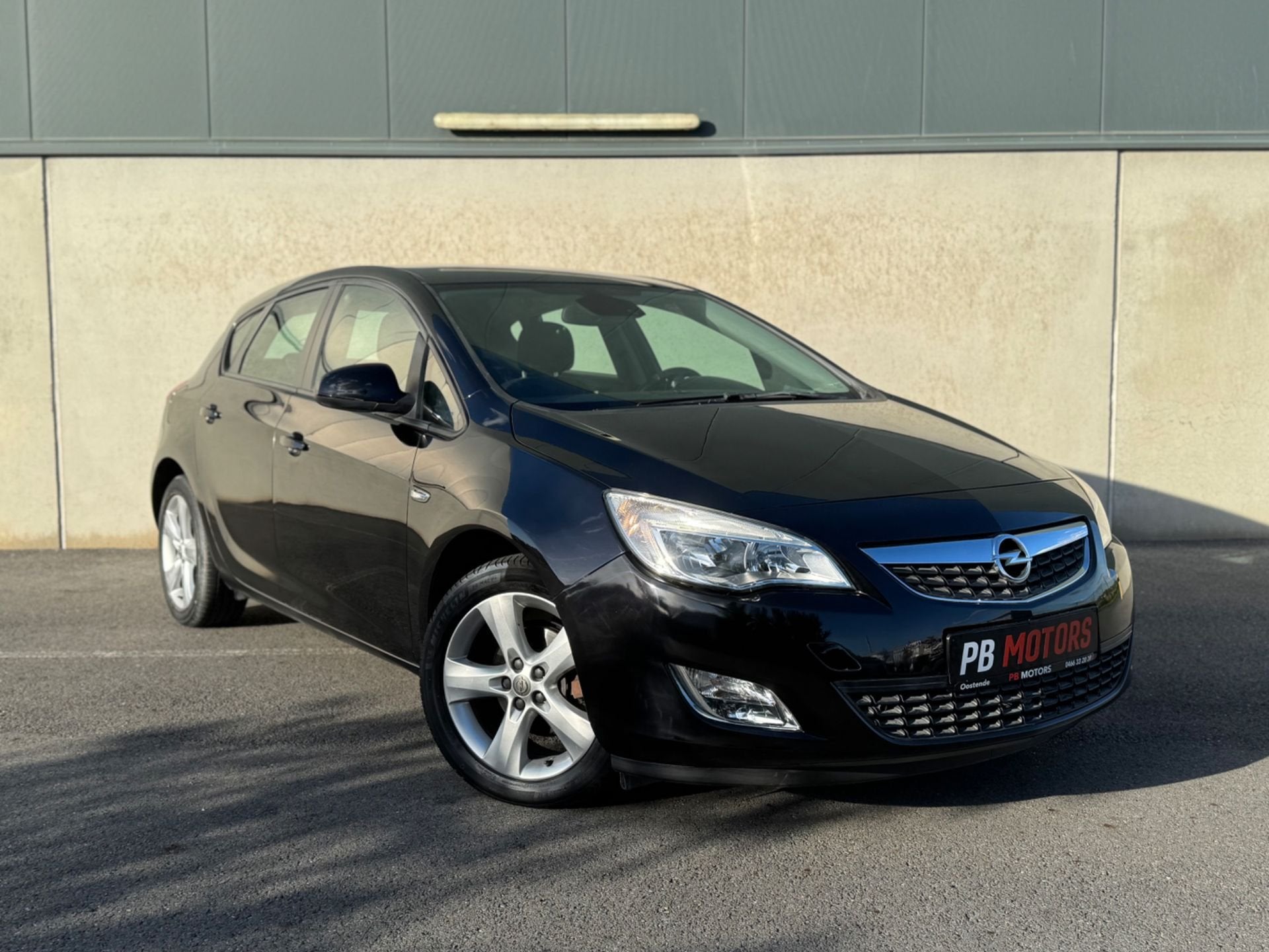 Opel Astra 41.868 km slechts - 2010 - benzine 1.4 airco, Auto's, Voorwielaandrijving, 1373 kg, Gebruikt, Zwart