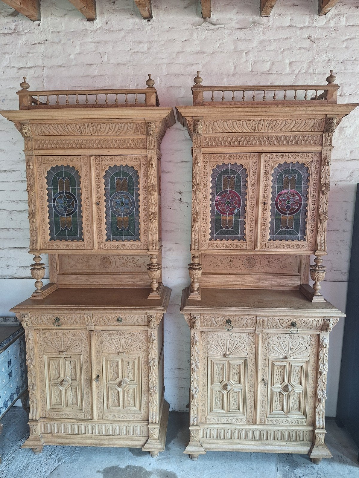 Buffetpaar met neorenaissancistische glas-in-loodramen in Me, Ophalen