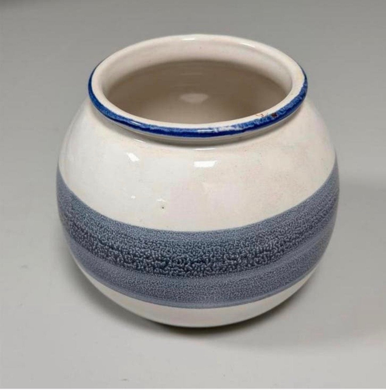 Keramische vintage ronde bloempot schaal wit blauw rond 15cm, Antiek en Kunst, Antiek | Keramiek en Aardewerk, Ophalen of Verzenden