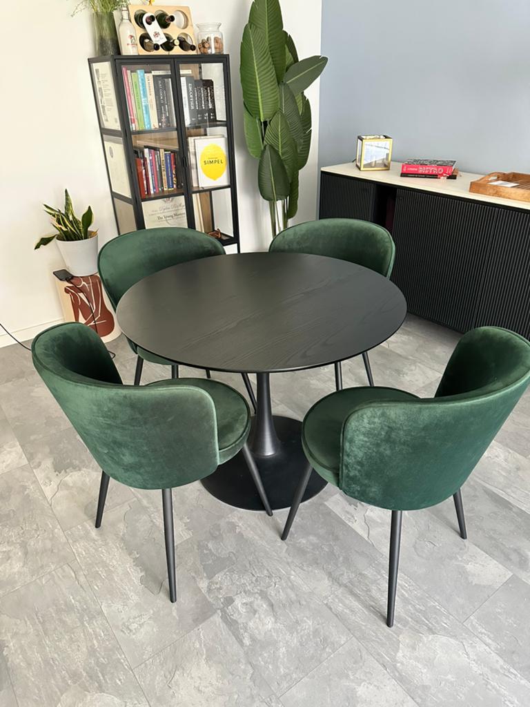 Moderne ronde eettafel met 4 velvet stoelen., Maison & Meubles, Chaises, Neuf, Quatre, Tissus, Autres couleurs, Enlèvement
