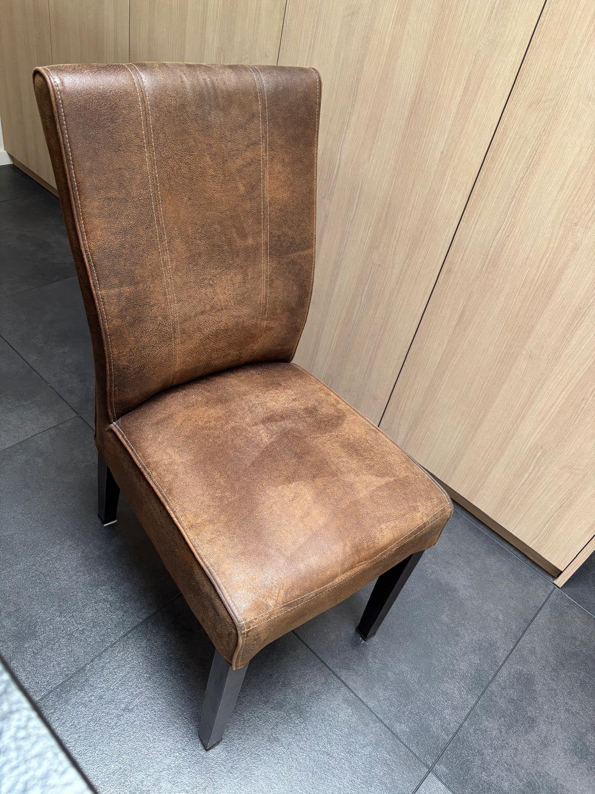Zes eetkamerstoelen, bruine suèdelook, donkere houten poten, Huis en Inrichting, Stoelen, Ophalen, Zo goed als nieuw, Stof, Vijf, Zes of meer stoelen