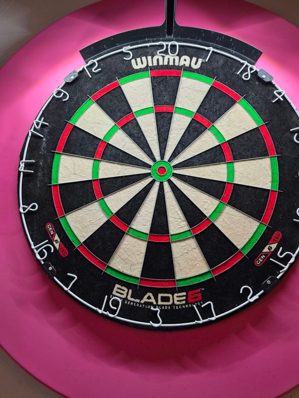 dartsblok blade 6 met surround en licht en mat, Sport en Fitness, Ophalen, Zo goed als nieuw, Dartbord