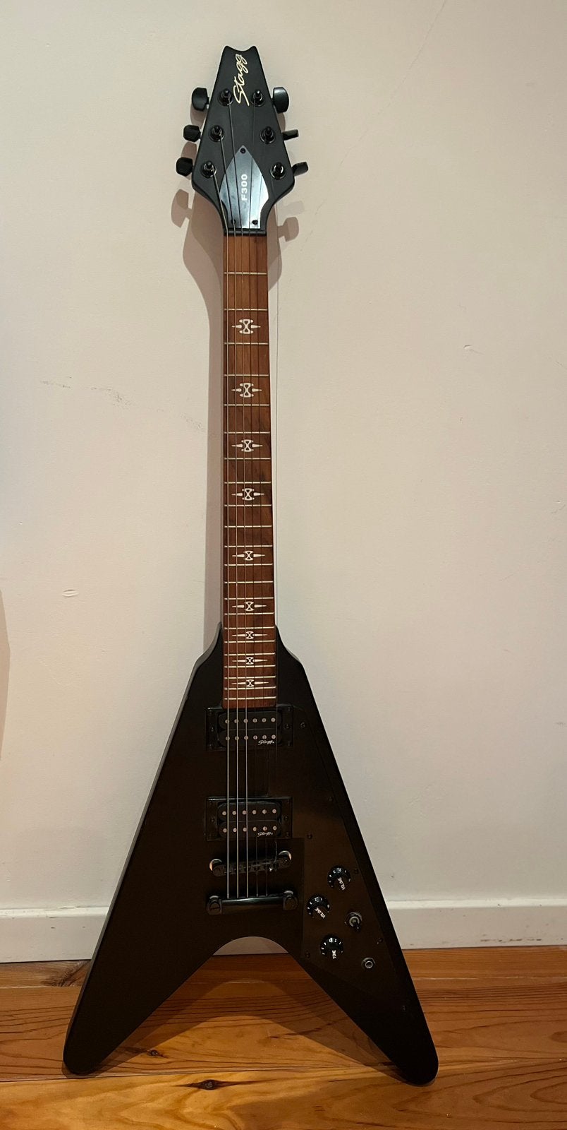 Guitare Stagg F300 - « Flying V », Musique & Instruments, Enlèvement, Comme neuf, Solid body, Autres marques