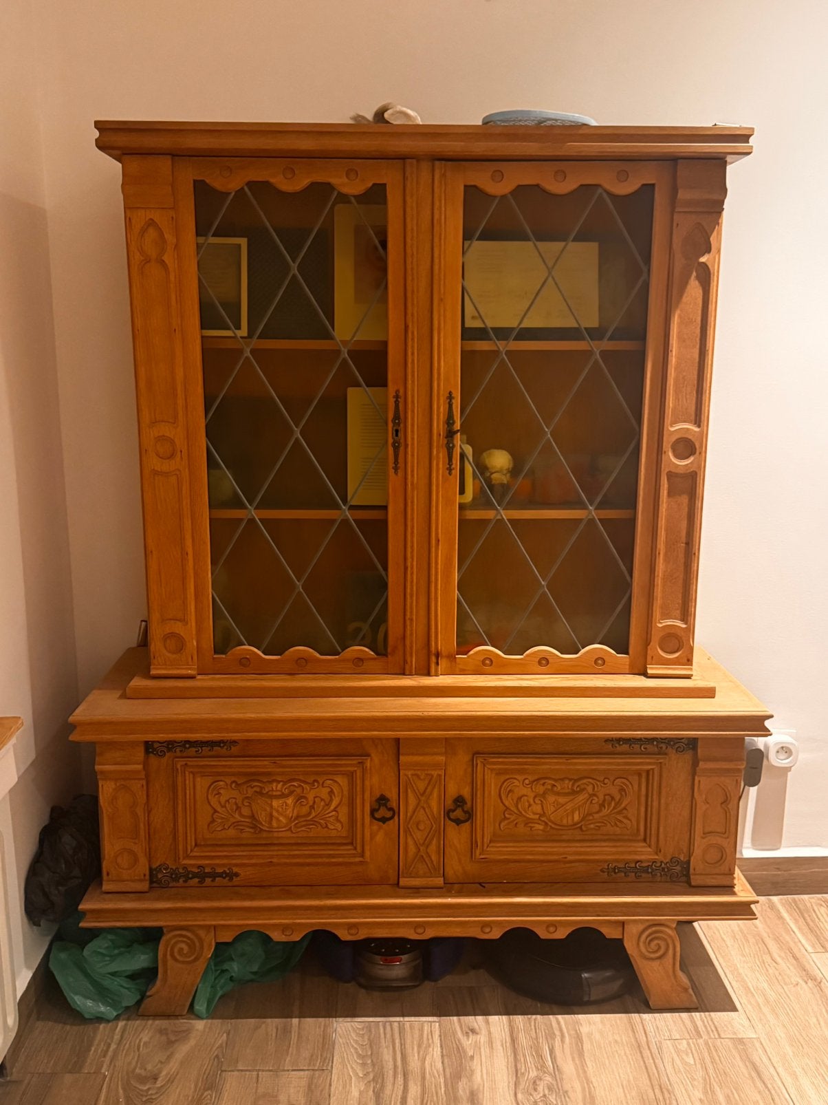 Houten vitrinekast met glazen deuren, Ophalen