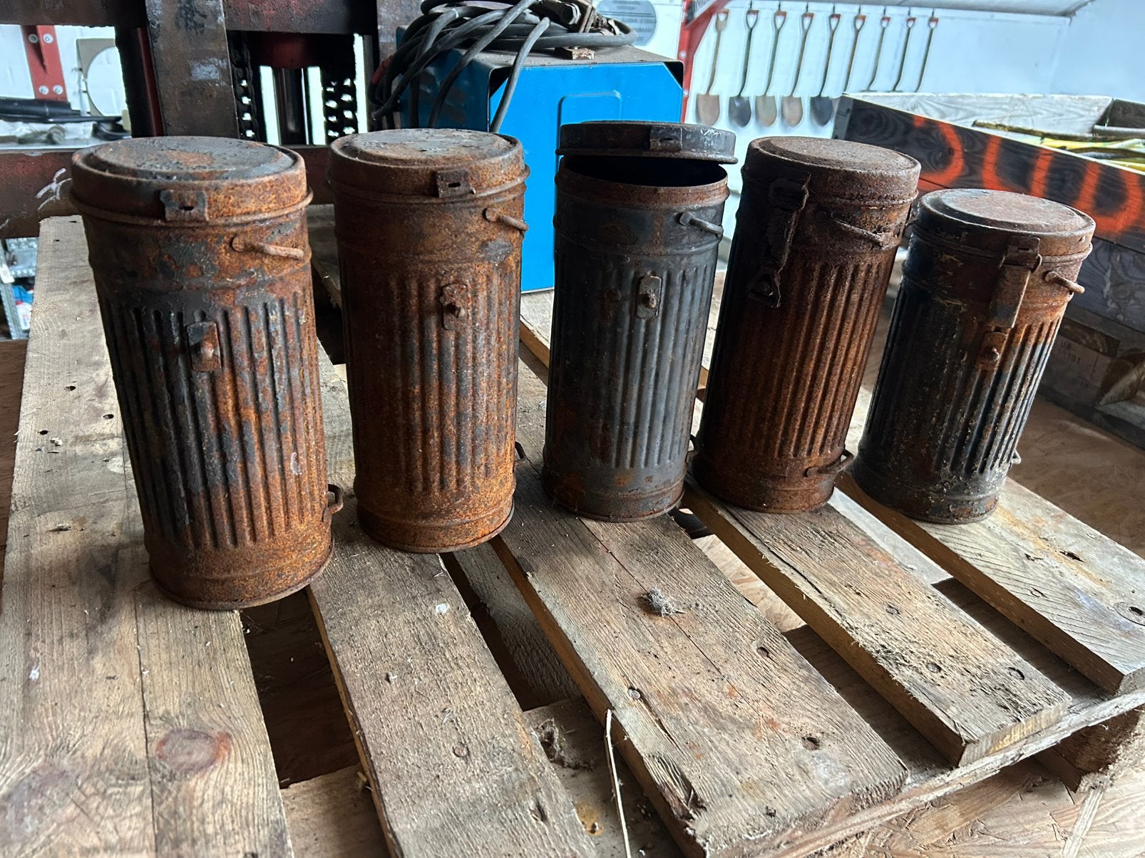 5 duitse gasmasker bussen ww2, Ophalen of Verzenden