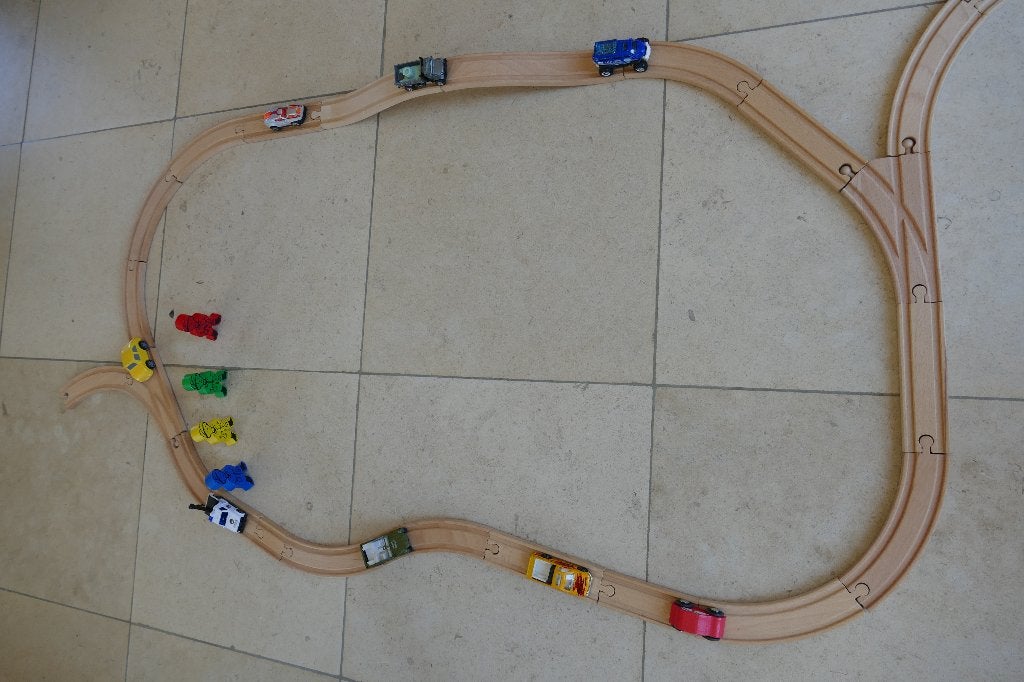 houten race-baan met 8 houten figuren en 8 auto'sz, Overige merken, Racebaan, Ophalen of Verzenden, Zo goed als nieuw