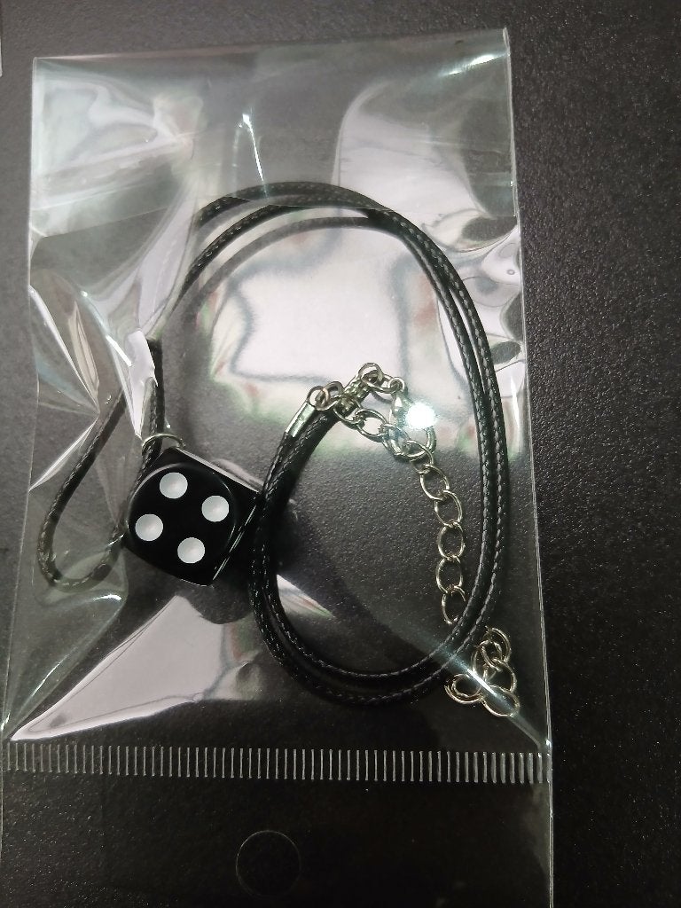 Collier  2 eur pièce, Bijoux, Sacs & Beauté, Enlèvement, Neuf, Noir, Autres matériaux