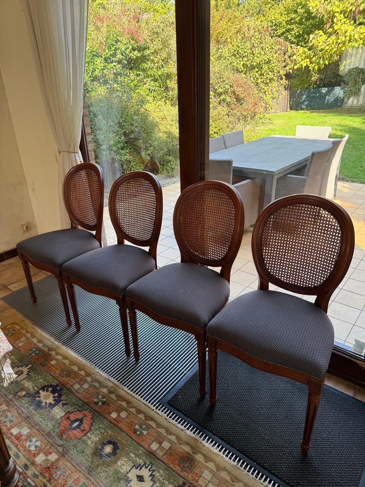 Quatre chaises anciennes, Enlèvement