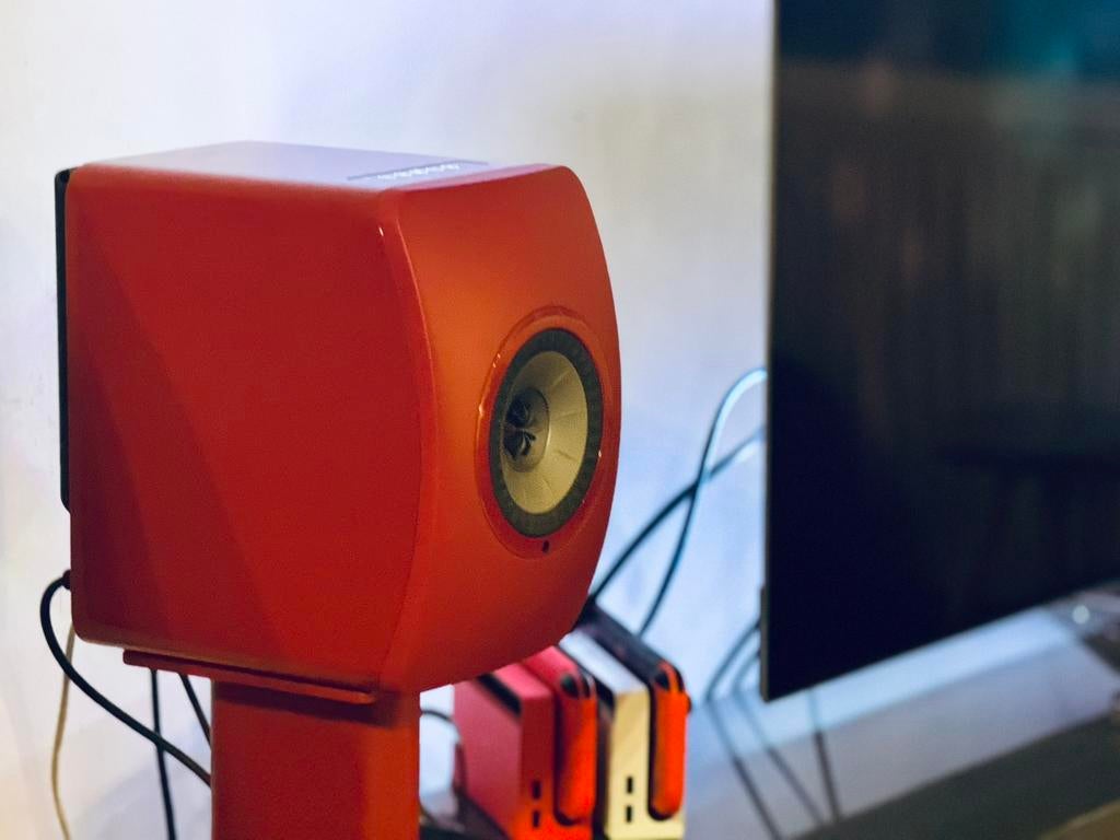 KEF LS50 Wireless II + pieds - Rouge, TV, Hi-fi & Vidéo, Enceintes, Enlèvement, Comme neuf, Haut-parleurs Frontaux, Arrière ou Stéréo