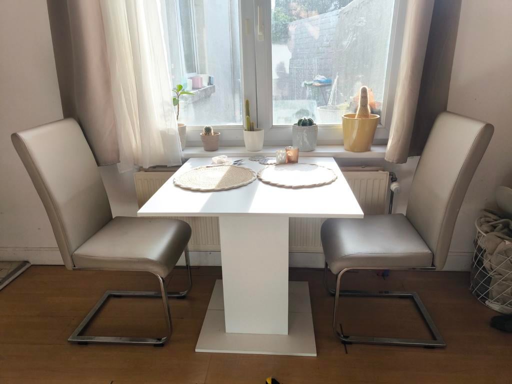 Table avec deux chaises, Enlèvement