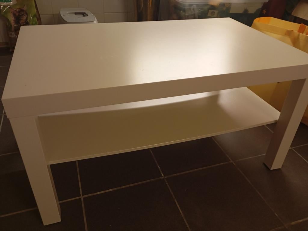 Witte houten salontafel, Ophalen