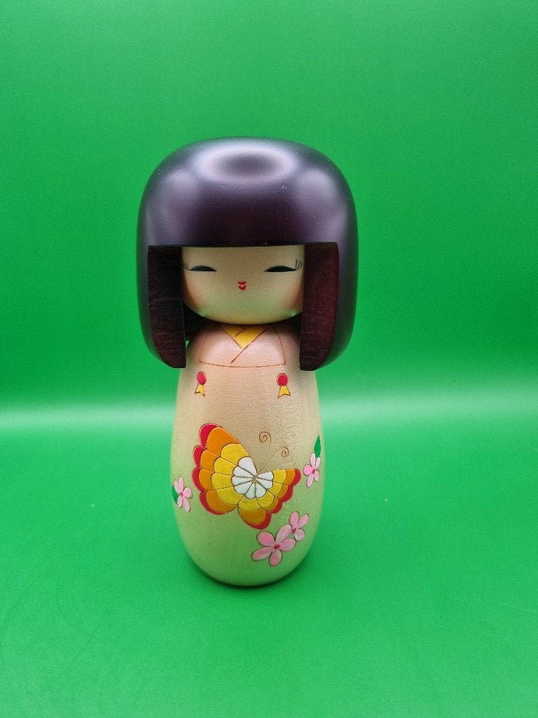 Schattige „Chōchō” Kokeshi van Fujikawa Masae, Antiek en Kunst, Hout, 16 cm, Ophalen of Verzenden, Japan