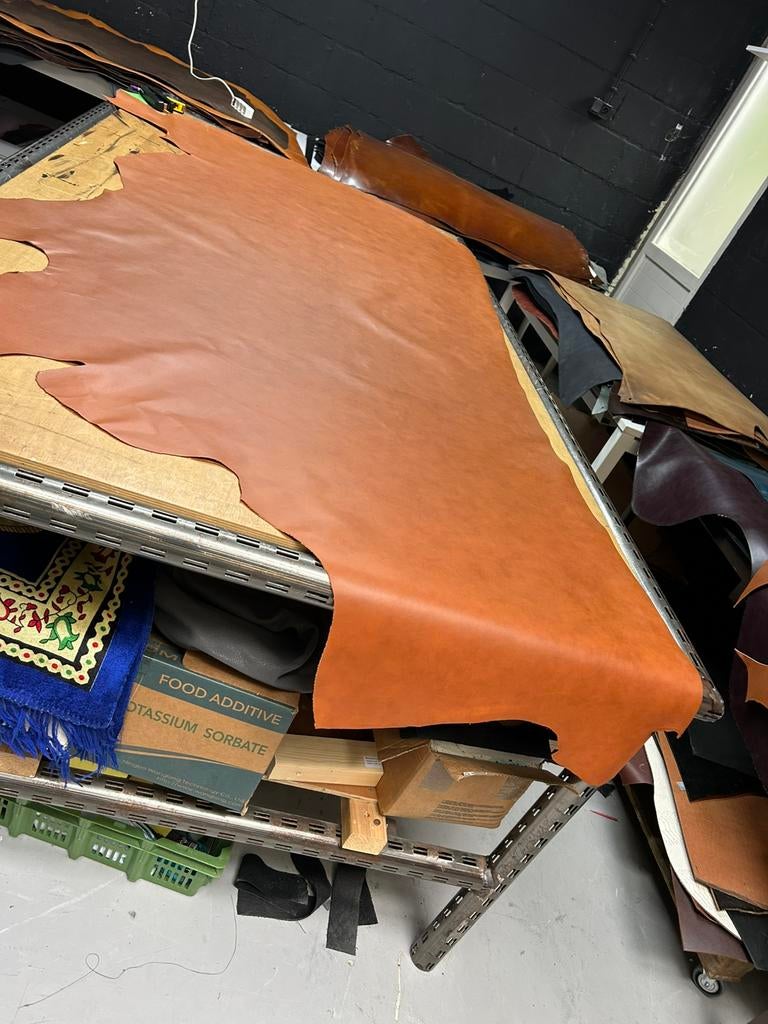 Cognac kleur halve huid 1.3 mm dikte iets stug en glad A-298, Ophalen of Verzenden, Zo goed als nieuw
