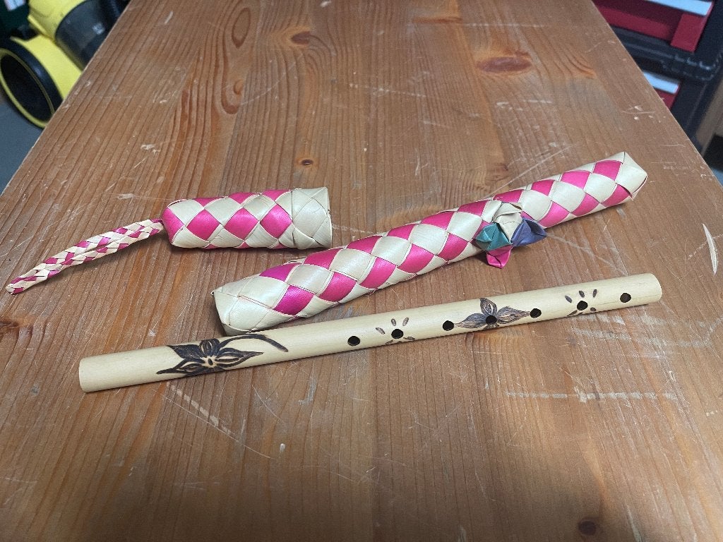 Flûte artisanale en bambou décorée + étui tressé, Musique & Instruments, Instruments à vent | Flûtes à bec, Enlèvement, Comme neuf